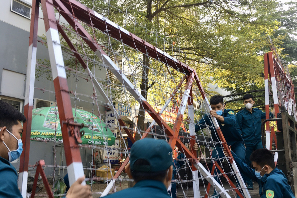 Lực lượng chức năng dỡ bỏ phong tỏa khu C2, Khu dân cư Ehome4. (Ảnh: Văn Hướng/TTXVN)