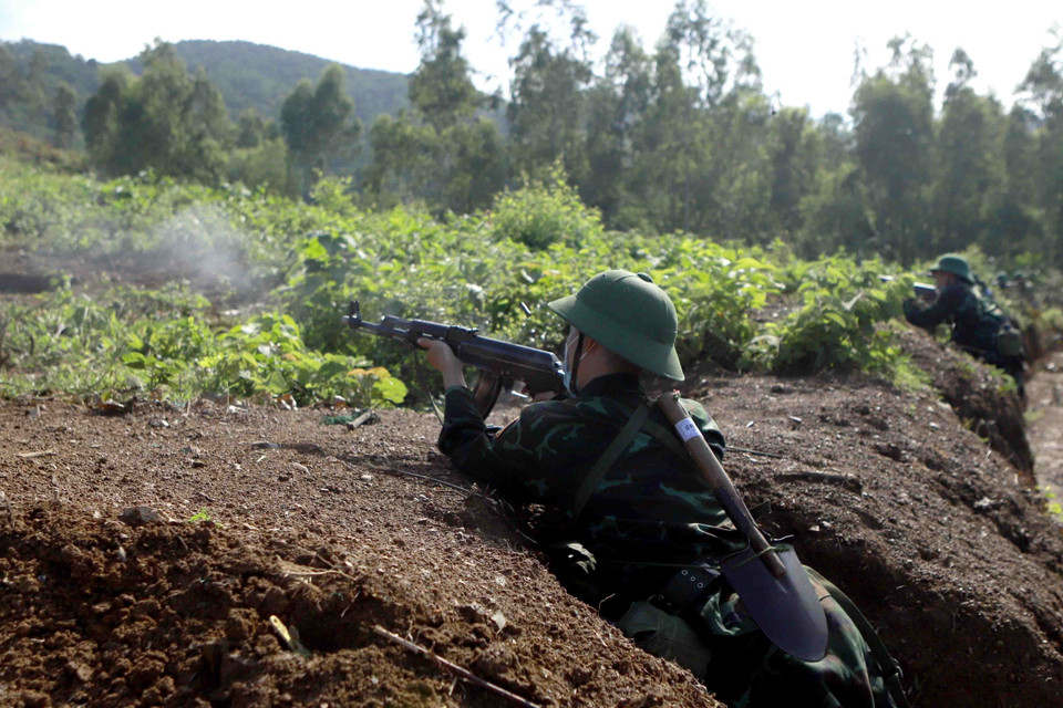 Lực lượng bộ binh hỗ trợ hỏa lực tiêu diệt địch trước khi tiến công địch. (Ảnh: Hoàng Hùng/TTXVN)