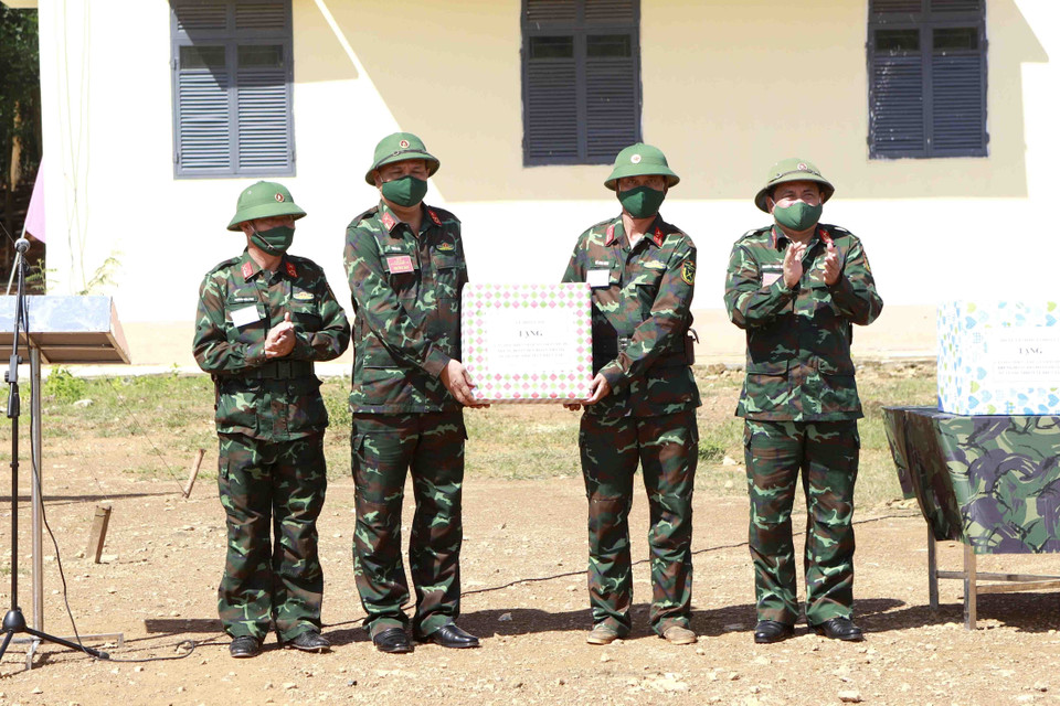 Lãnh đạo Quân đoàn 2 và Sư đoàn 304 biểu dương, khen thưởng các tập thể, cá nhân tham gia buổi diễn tập. (Ảnh: Hoàng Hùng/TTXVN)