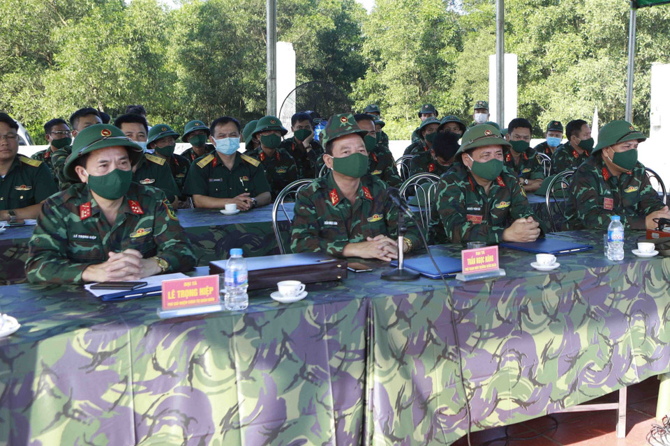 Lãnh đạo Quân đoàn 2 và Sư đoàn 304 chỉ đạo và theo dõi buổi diễn tập. (Ảnh: Hoàng Hùng/TTXVN)