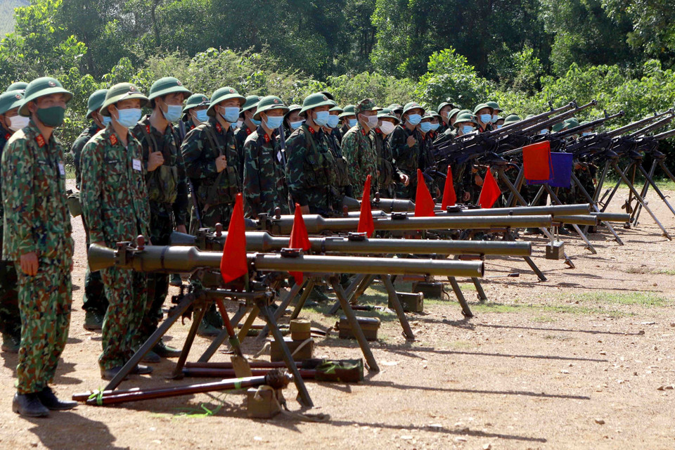 Lực lượng dự bị động viên sau khi hoàn thành buổi diễn tập bắn đạn thật. (Ảnh: Hoàng Hùng/TTXVN)