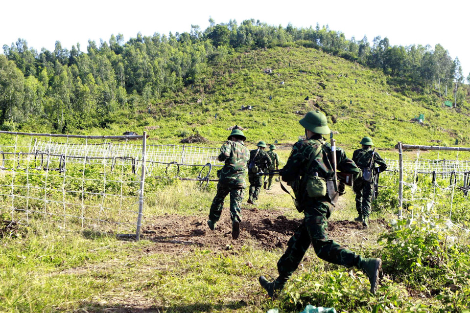 Lực lượng bộ binh tổ chức tiến công đánh cửa mở. (Ảnh: Hoàng Hùng/TTXVN)