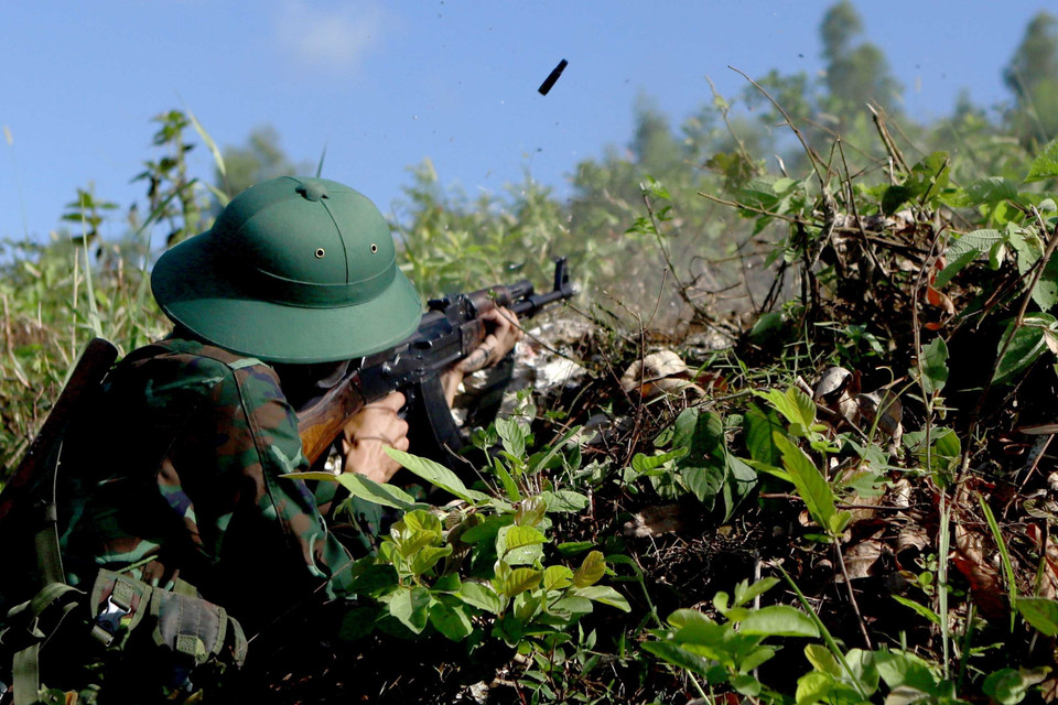 Lực lượng bộ binh yểm trợ hỏa lực tiêu diệt các mục tiêu địch trước giờ tấn công. (Ảnh: Hoàng Hùng/TTXVN)