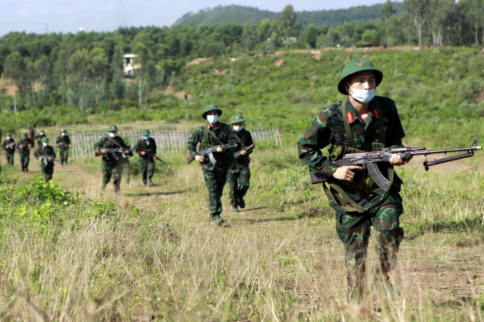 Lực lượng bộ binh tổ chức tiến công địch đang ở thế trận phòng ngự. (Ảnh: Hoàng Hùng/TTXVN)
