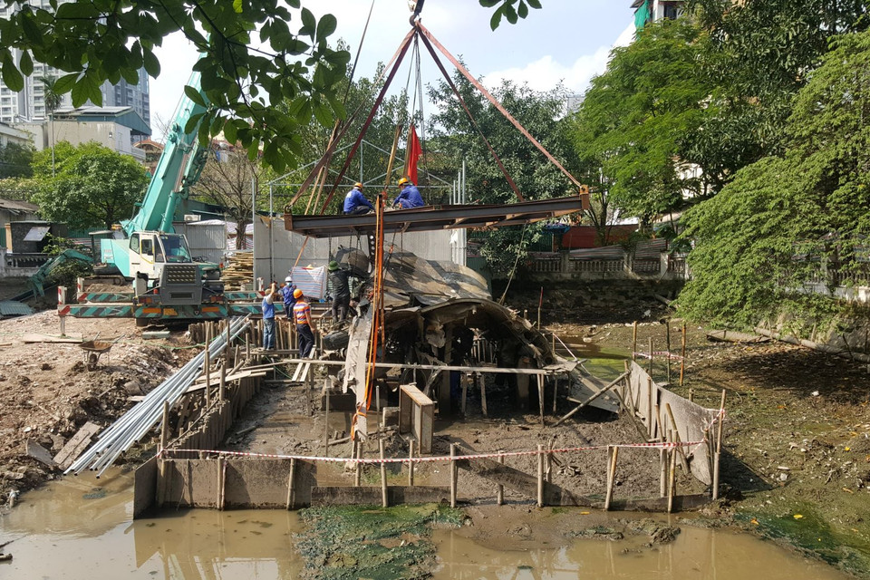 Đơn vị thi công tiến hành trục vớt xác máy bay B52 để duy tu, bảo trì. (Ảnh: Đinh Thuận/TTXVN)