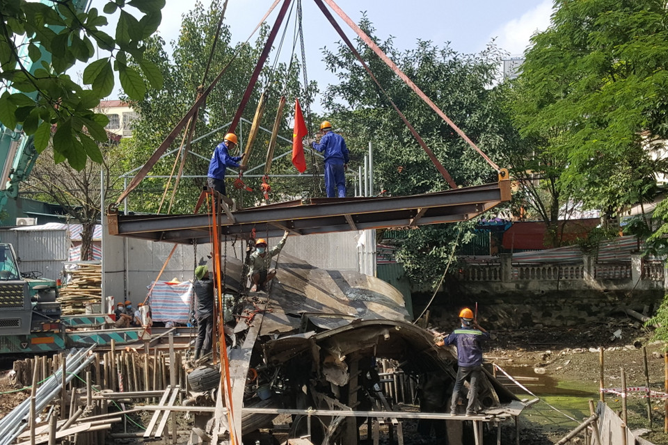 Đơn vị thi công tiến hành trục vớt xác máy bay B52 để duy tu, bảo trì. (Ảnh: Đinh Thuận/TTXVN)