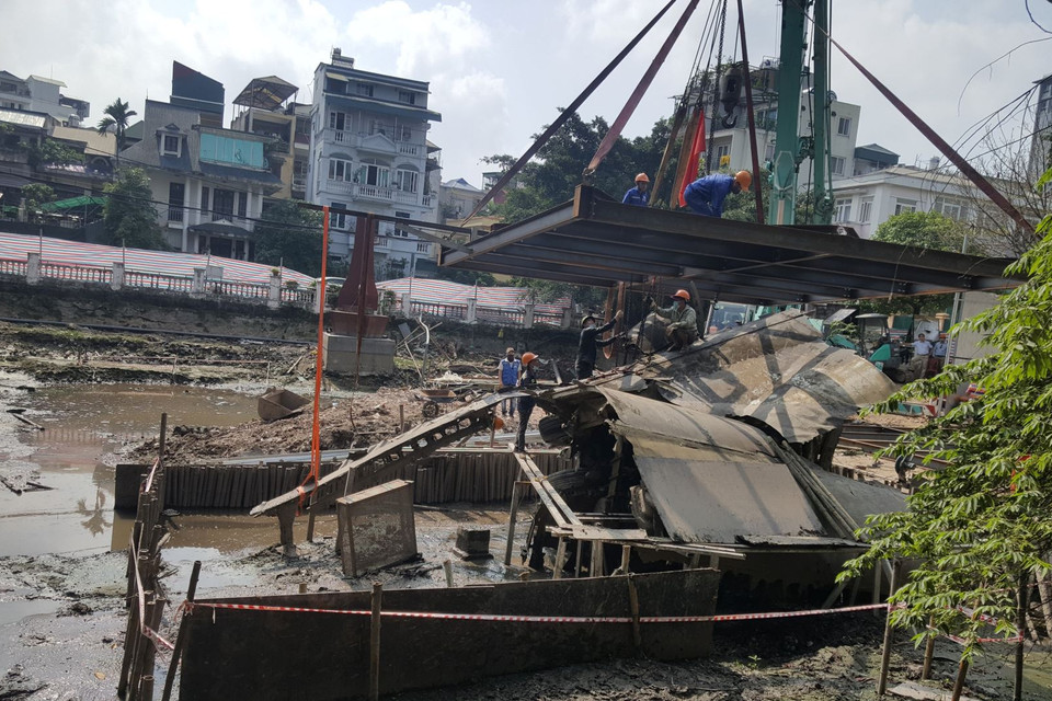 Đơn vị thi công tiến hành trục vớt xác máy bay B52 để duy tu, bảo trì. (Ảnh: Đinh Thuận/TTXVN)