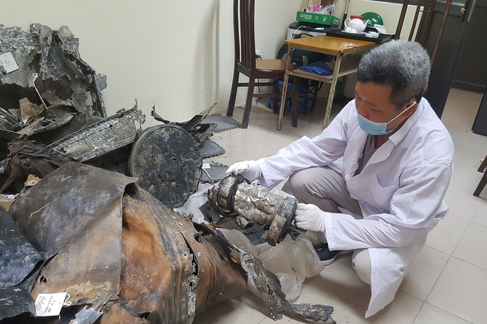 Phân loại hiện vật liên quan đến xác máy bay B52 được tìm thấy. (Ảnh: Đinh Thuận/TTXVN)