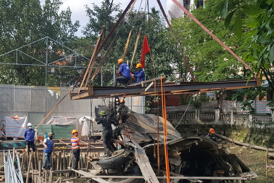 Đơn vị thi công tiến hành trục vớt xác máy bay B52 để duy tu, bảo trì. (Ảnh: Đinh Thuận/TTXVN)