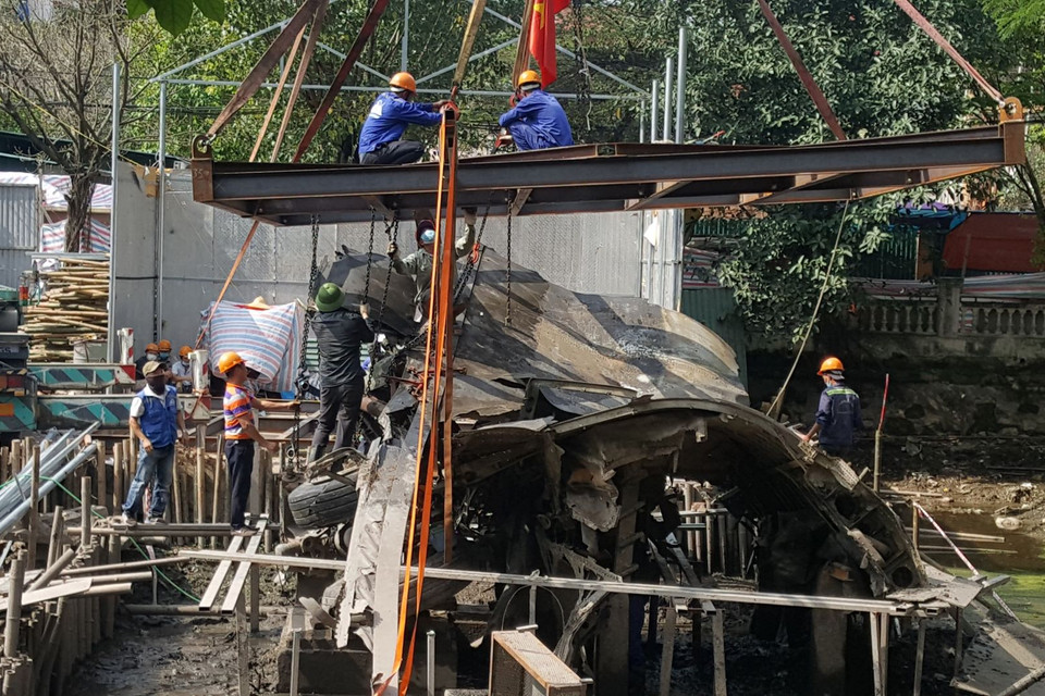 Đơn vị thi công tiến hành trục vớt xác máy bay B52 để duy tu, bảo trì. (Ảnh: Đinh Thuận/TTXVN)