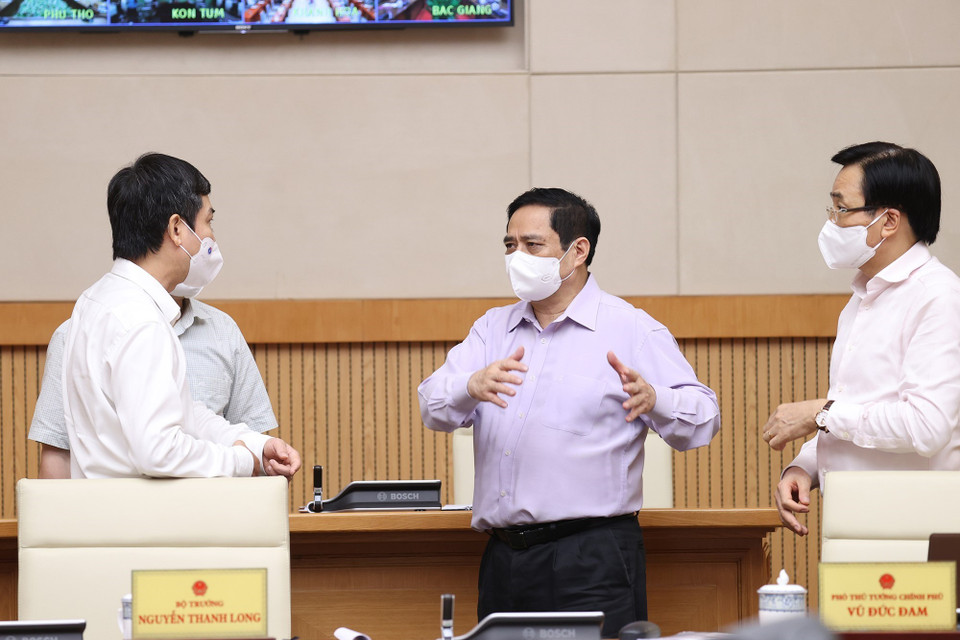 Thủ tướng Phạm Minh Chính trao đổi với đại diện các bộ, ngành về tình hình, giải pháp phòng, chống dịch COVID-19. (Ảnh: Dương Giang/TTXVN)