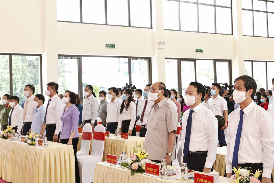 Chủ tịch nước Nguyễn Xuân Phúc và các giáo viên cùng học sinh Trường Phổ thông Dân tộc nội trú THPT tỉnh Yên Bái thực hiện nghi lễ chào cờ. (Ảnh: Thống Nhất/TTXVN)