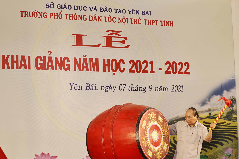 Chủ tịch nước Nguyễn Xuân Phúc đánh trống khai giảng năm học mới. (Ảnh: Thống Nhất/TTXVN)
