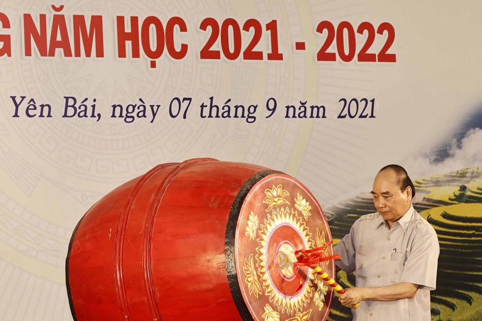 Chủ tịch nước Nguyễn Xuân Phúc đánh trống khai giảng năm học mới. (Ảnh: Thống Nhất/TTXVN)