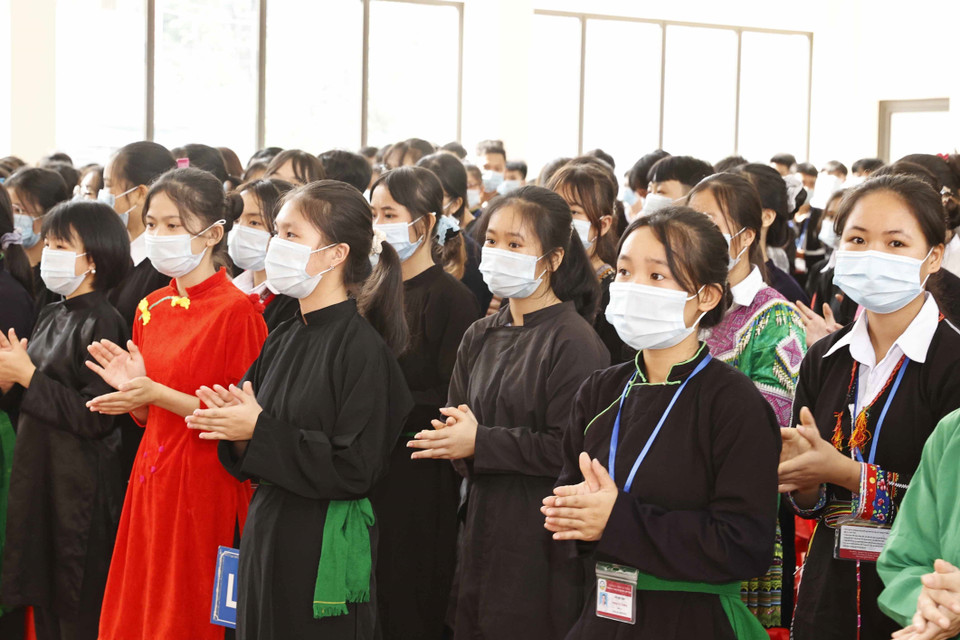 Học sinh Trường Phổ thông Dân tộc nội trú THPT tỉnh Yên Bái dự Lễ khai giảng năm học mới. (Ảnh: Thống Nhất/TTXVN)
