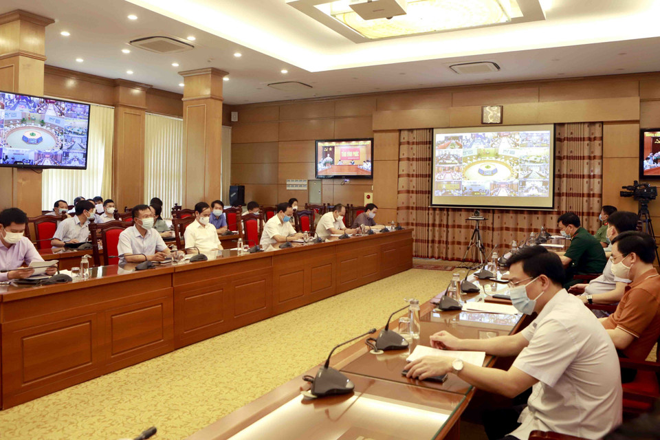 Đại biểu dự Hội nghị trực tuyến toàn quốc về tình hình, giải pháp cấp bách phòng, chống dịch COVID-19 tại điểm cầu UBND tỉnh Vĩnh Phúc. (Ảnh: Hoàng Hùng/TTXVN)