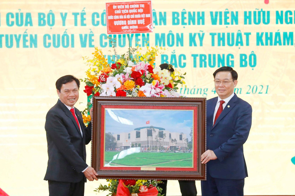 Chủ tịch Quốc hội Vương Đình Huệ tặng quà lưu niệm cho Bệnh viện Hữu nghị Đa khoa Nghệ An. (Ảnh: Doãn Tấn/TTXVN)