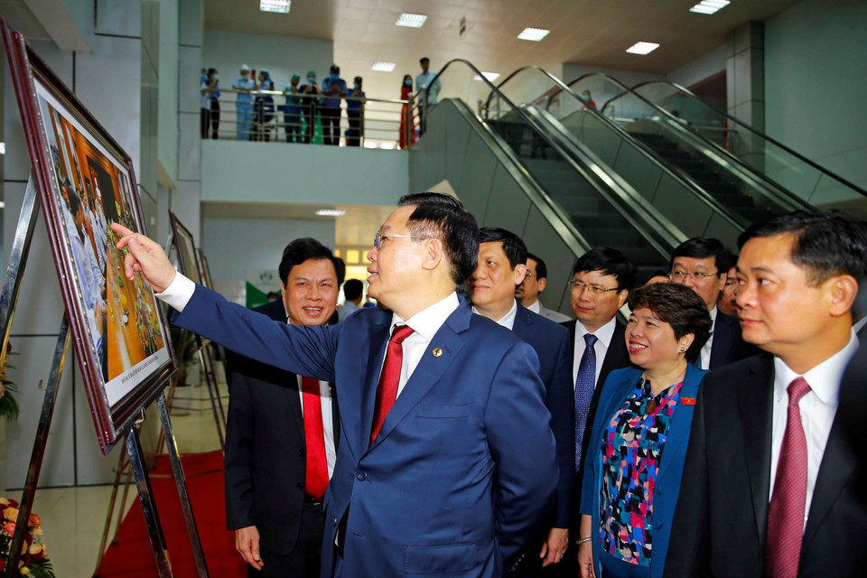 Chủ tịch Quốc hội Vương Đình Huệ tham quan nơi trưng bày ảnh của Bệnh viện Hữu nghị Đa khoa Nghệ An. (Ảnh: Doãn Tấn/TTXVN)