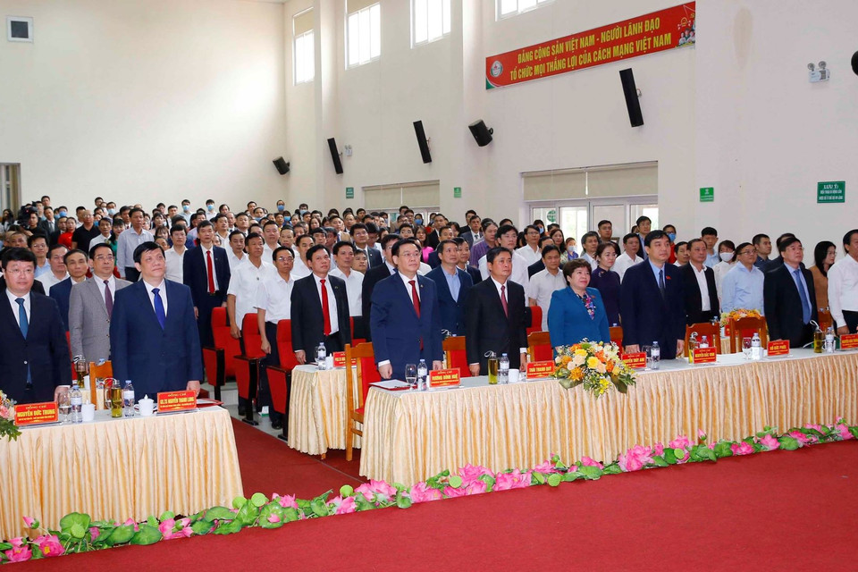 Chủ tịch Quốc hội Vương Đình Huệ và các đại biểu thực hiện nghi thức chào cờ tại buổi lễ. (Ảnh: Doãn Tấn/TTXVN)