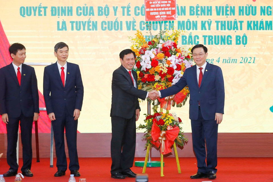  Chủ tịch Quốc hội Vương Đình Huệ tặng hoa chúc mừng Bệnh viện Hữu nghị Đa khoa Nghệ An. (Ảnh: Doãn Tấn/TTXVN)