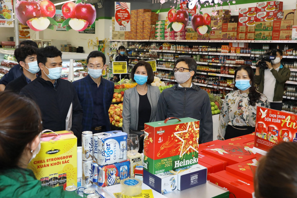 Phó Thủ tướng Vũ Đức Đam cùng Đoàn công tác kiểm tra công tác phòng, chống dịch COVID-19 tại Trung tâm Thương mại Syrena (Tây Hồ, Hà Nội). (Ảnh: Văn Điệp/TTXVN)