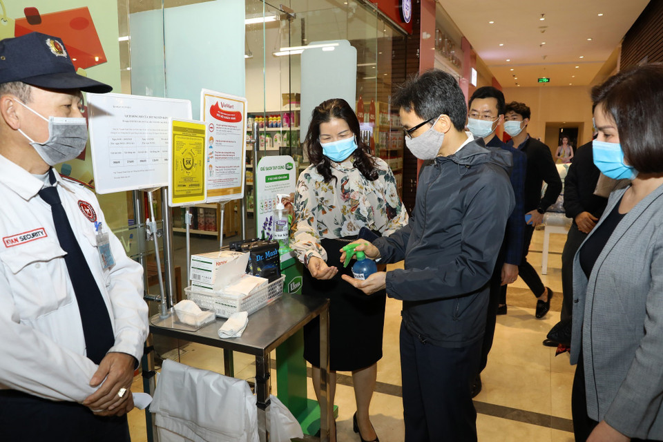 Phó Thủ tướng Vũ Đức Đam kiểm tra công tác phòng, chống dịch COVID-19 tại Trung tâm Thương mại Syrena (Tây Hồ, Hà Nội). (Ảnh: Văn Điệp/TTXVN)