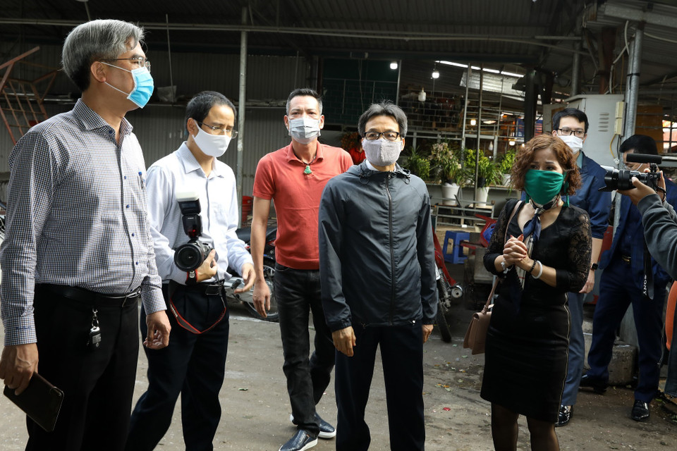 Phó Thủ tướng Vũ Đức Đam cùng Đoàn công tác kiểm tra công tác phòng, chống dịch COVID-19 tại chợ hoa Quảng Bá (Quảng An, Tây Hồ, Hà Nội). (Ảnh: Văn Điệp/TTXVN)