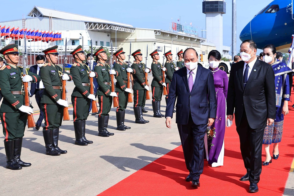 Lễ đón Chủ tịch nước Cộng hòa xã hội chủ nghĩa Việt Nam Nguyễn Xuân Phúc và Phu nhân cùng Đoàn đại biểu cấp cao Đảng và Nhà nước Việt Nam tại Sân bay quốc tế Wattay, thủ đô Vientiane. (Ảnh : Thống Nhất/TTXVN)