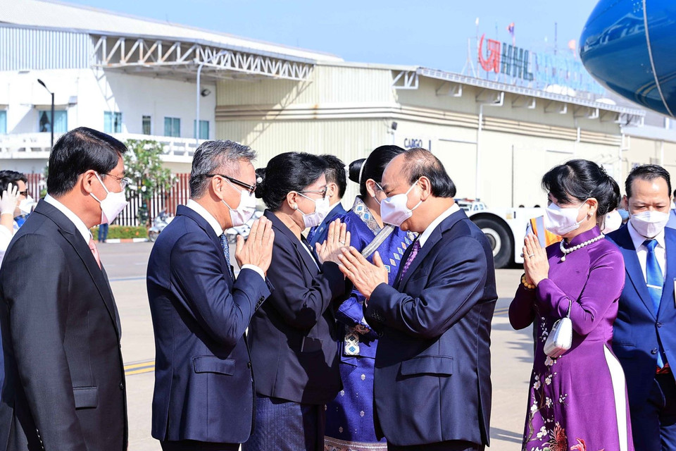Lễ đón Chủ tịch nước Cộng hòa xã hội chủ nghĩa Việt Nam Nguyễn Xuân Phúc và Phu nhân cùng Đoàn đại biểu cấp cao Đảng và Nhà nước Việt Nam tại Sân bay quốc tế Wattay, thủ đô Vientiane. (Ảnh: Thống Nhất/TTXVN)