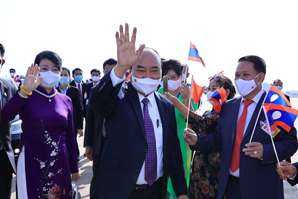 Lễ đón Chủ tịch nước Cộng hòa xã hội chủ nghĩa Việt Nam Nguyễn Xuân Phúc và Phu nhân cùng Đoàn đại biểu cấp cao Đảng và Nhà nước Việt Nam tại Sân bay quốc tế Wattay, thủ đô Vientiane. (Ảnh: Thống Nhất/TTXVN)