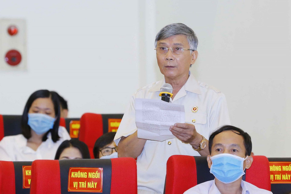 Ông Nguyễn Quang Gộp, cử tri đại diện cho Hội Cựu chiến binh quận Dương Kinh kiến nghị với những người ứng cử đại biểu Quốc hội khóa XV về Chương trình xây dựng nông thôn mới, chính sách đô thị, quản lý đất đai, môi trường đối với quận mới thành lập. (Ảnh: Doãn Tấn/TTXVN)