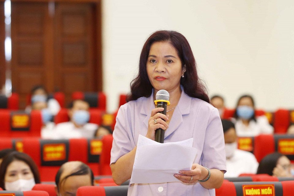 Bà Đỗ Thị Thanh Thủy, cử tri quận Dương Kinh kiến nghị với những người ứng cử đại biểu Quốc hội khóa XV cần quan tâm hơn đến việc thực hiện Nghị quyết số 45-NQ/TW ngày 24 tháng 01 năm 2019 của Bộ Chính trị về 'Xây dựng và phát triển thành phố Hải Phòng đến năm 2030, tầm nhìn đến năm 2045.' (Ảnh: Doãn Tấn/TTXVN)