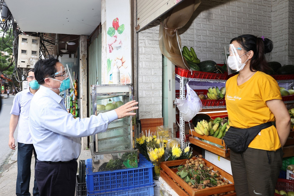 Thủ tướng Phạm Minh Chính kiểm tra đột xuất các cơ sở kinh doanh trên đường Nguyễn Tuân, quận Thanh Xuân. (Ảnh: Dương Giang/TTXVN)
