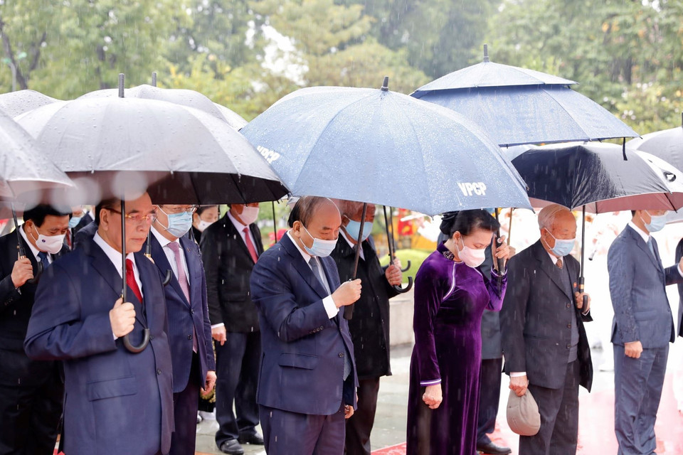 Đoàn đại biểu lãnh đạo Đảng, Nhà nước tưởng niệm các Anh hùng liệt sỹ. (Ảnh: Dương Giang/TTXVN)