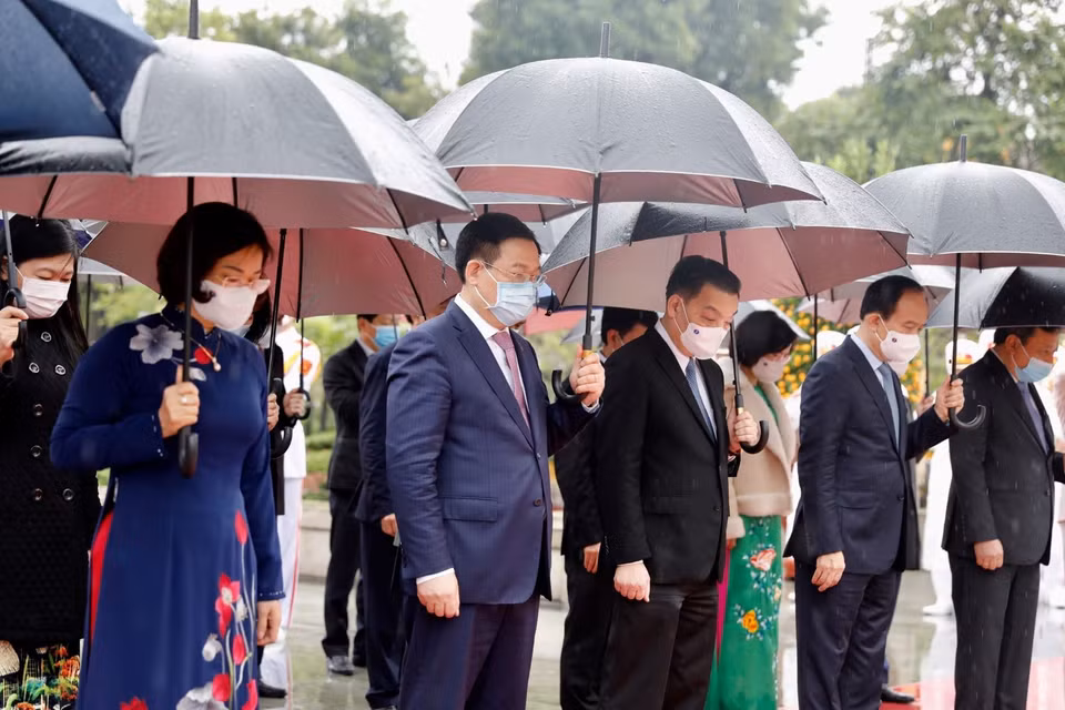 Đoàn đại biểu Thành ủy, Hội đồng Nhân dân, Ủy ban Nhân dân, Mặt trận Tổ quốc Việt Nam thành phố Hà Nội đặt vòng hoa tưởng niệm các Anh hùng liệt sỹ. (Ảnh: Dương Giang/TTXVN)