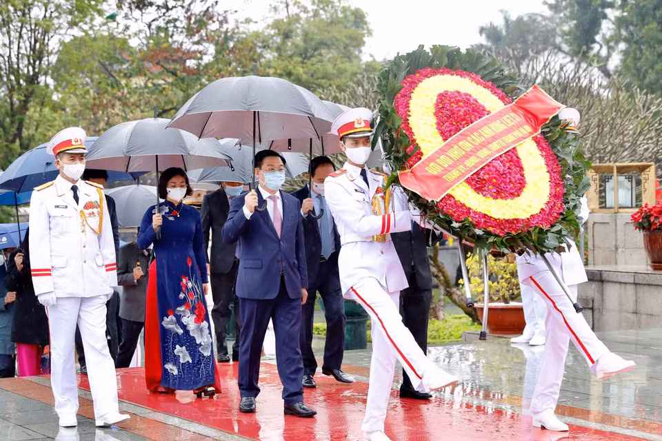 Đoàn đại biểu Thành ủy, Hội đồng Nhân dân, Ủy ban Nhân dân, Mặt trận Tổ quốc Việt Nam thành phố Hà Nội đặt vòng hoa tưởng niệm các Anh hùng liệt sỹ. (Ảnh: Dương Giang/TTXVN)