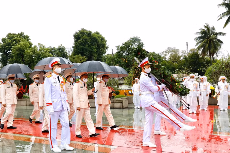 Đoàn đại biểu Đảng ủy Công an Trung ương và Bộ Công an đặt vòng hoa tại Đài tưởng niệm các Anh hùng liệt sỹ. (Ảnh: Dương Giang/TTXVN)