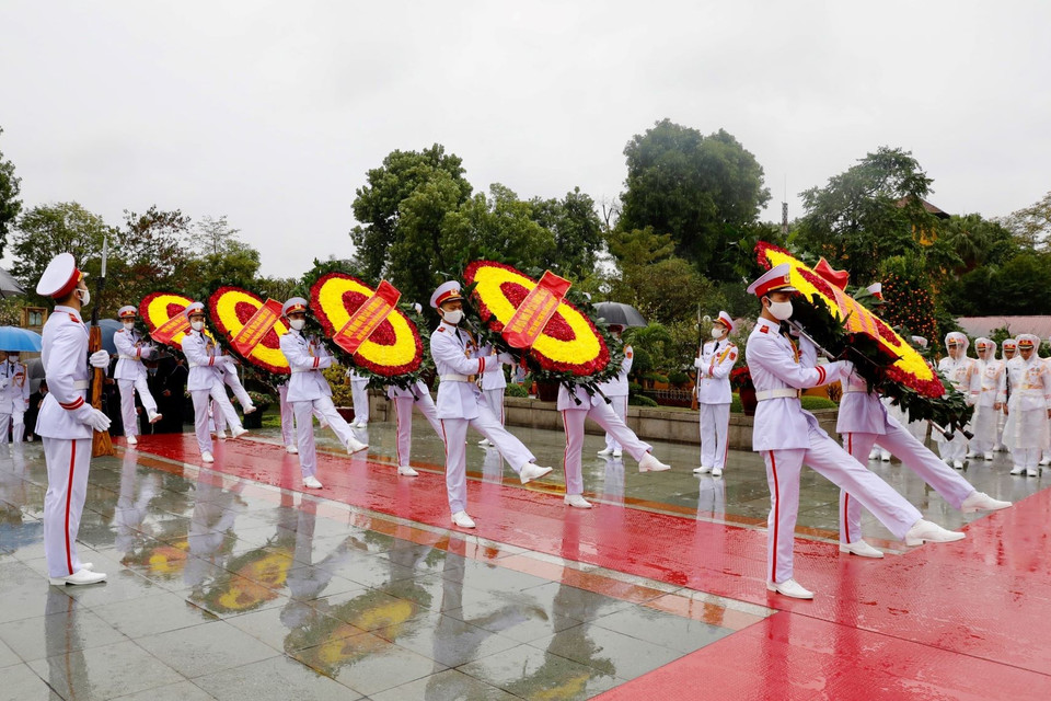 Đoàn đại biểu lãnh đạo Đảng, Nhà nước đặt vòng hoa tại Đài tưởng niệm các Anh hùng liệt sỹ. (Ảnh: Dương Giang/TTXVN)