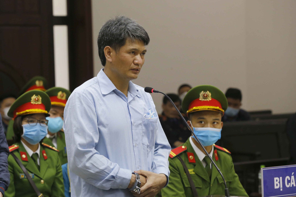 Bị cáo Nguyễn Quốc Tiến nói lời sau cùng trước khi tòa tuyên án. (Ảnh: TTXVN)