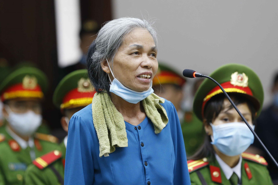 Bị cáo Bùi Thị Nối nói lời sau cùng trước khi tòa tuyên án.(Ảnh: TTXVN)