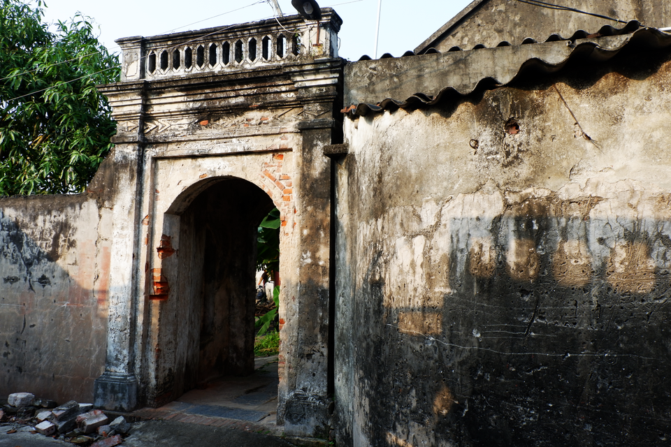 Ở Dịch Diệp Trang, dấu ấn thời gian hằn in ở các cổng nhà. Cổng thường xây cuốn mái vòm parapol sâu từ 1-2m, có cổng sâu đến vài ba mét. 