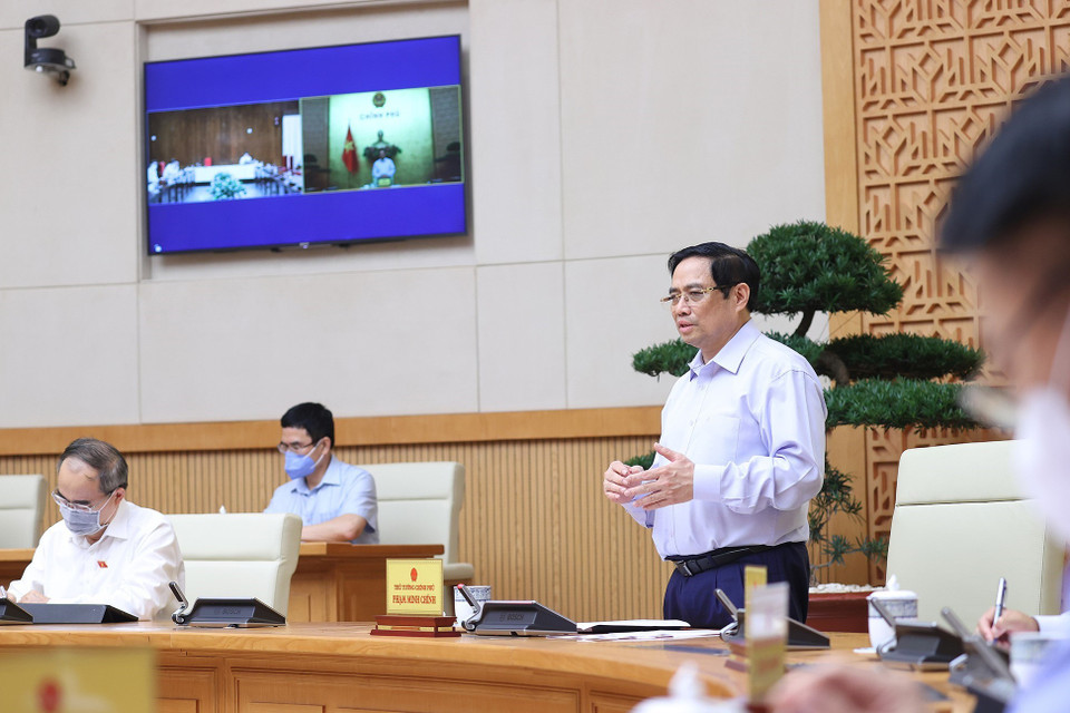 Thủ tướng Phạm Minh Chính chủ trì cuộc họp với các chuyên gia, nhà nghiên cứu, sản xuất vaccine, đơn vị thử nghiệm lâm sàng, chuyển giao công nghệ sản xuất vaccine nhằm thúc đẩy sản xuất vaccine phòng COVID-19 trong nước. (Ảnh: Dương Giang/TTXVN)