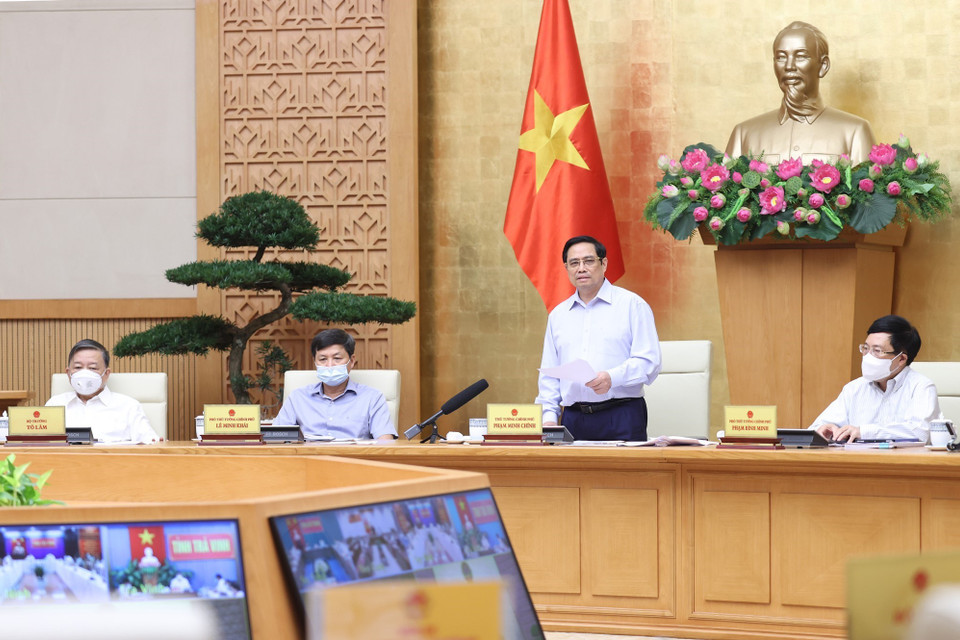 Thủ tướng Phạm Minh Chính yêu cầu các lực lượng chức năng tăng cường kiểm tra, giám sát, không để xảy ra tụ tập đông người, không để 'chặt ngoài, lỏng trong.' (Ảnh: Dương Giang/TTXVN)