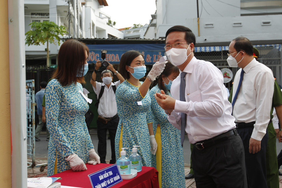 Ông Võ Văn Thưởng, Thường trực Ban Bí thư dự khai mạc bầu cử tại điểm bầu cử Trường Mầm Non Sơn Ca 15, số 23 Trần Khắc Chân, phường 15, Quận Phú Nhuận, Thành phố Hồ Chí Minh. (Ảnh: Thanh Vũ/TTXVN)