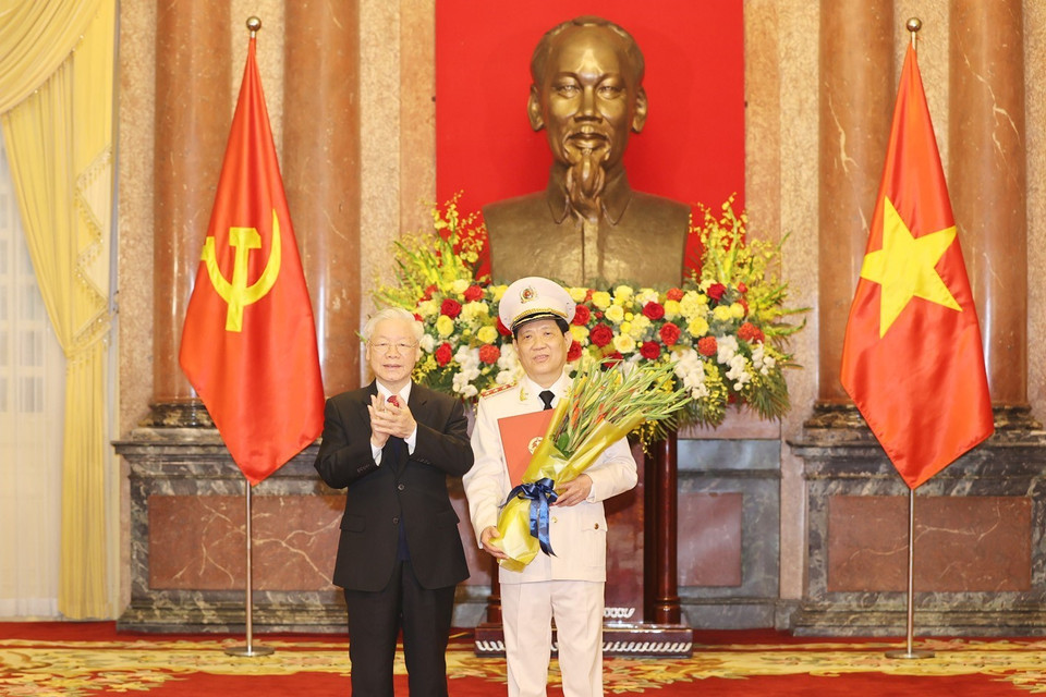 Tổng Bí thư, Chủ tịch nước Nguyễn Phú Trọng, Bí thư Quân ủy Trung ương trao Quyết định thăng cấp bậc hàm từ Trung tướng lên Thượng tướng đối với ông Nguyễn Văn Sơn. (Ảnh: Trí Dũng/TTXVN)