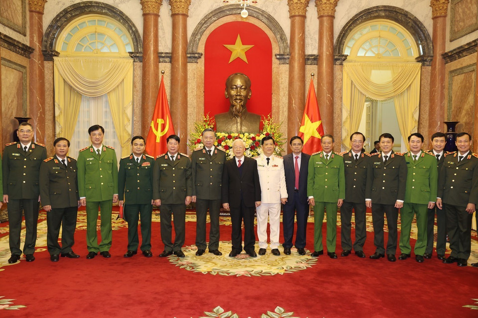 Tổng Bí thư, Chủ tịch nước Nguyễn Phú Trọng, Bí thư Quân ủy Trung ương với các đại biểu dự buổi lễ. (Ảnh: Trí Dũng/TTXVN)