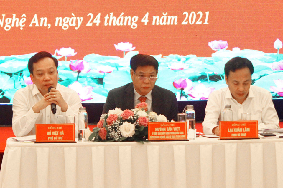 Các đại biểu chủ trì hội nghị. (Ảnh: Tá Chuyên/TTXVN)