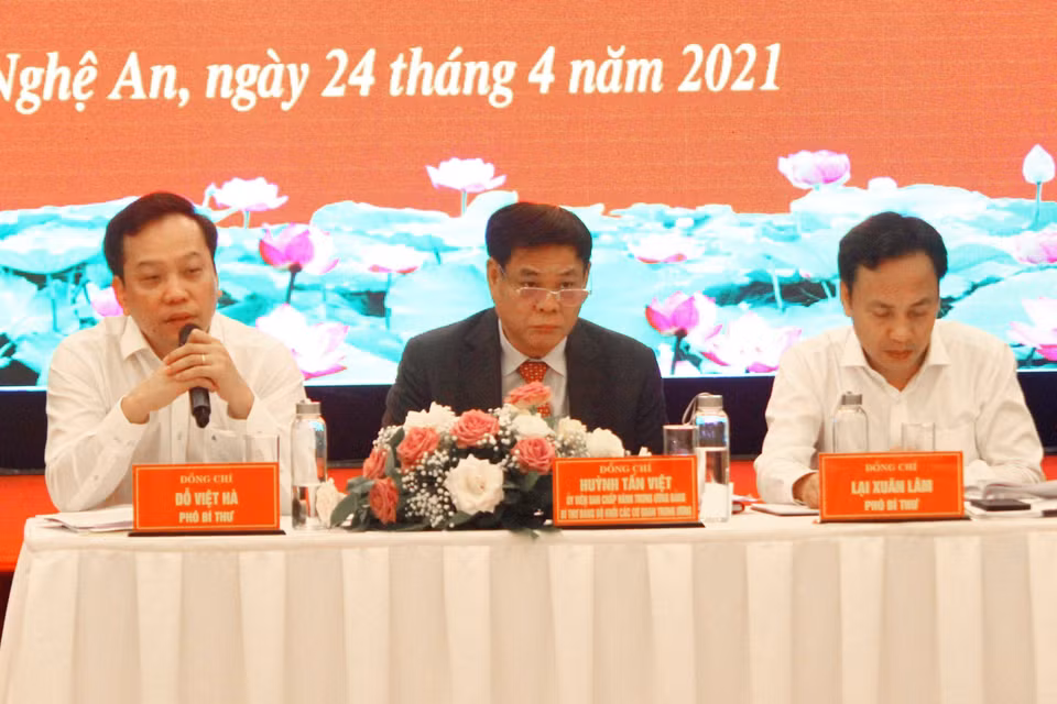 Các đại biểu chủ trì hội nghị. (Ảnh: Tá Chuyên/TTXVN)