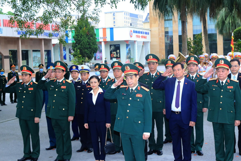 Bộ trưởng Quốc phòng Phan Văn Giang và các đại biểu chào cột mốc Việt Nam. (Ảnh: Trọng Đức/TTXVN)