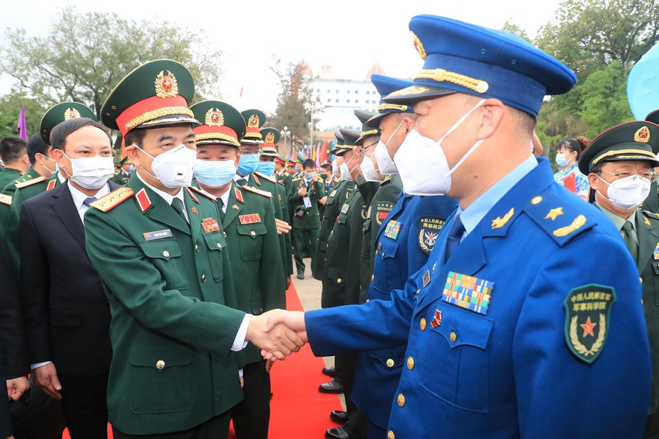 Bộ trưởng Quốc phòng Phan Văn Giang bắt tay các quan chức cấp cao quốc phòng Trung Quốc tại lễ đón đoàn Việt Nam. (Ảnh: Trọng Đức/TTXVN)